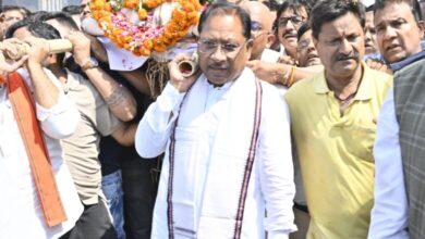 आतंकी हमले में जान गंवाने कारोबारी दिनेश मिरानिया को सीएम ने कंधा देकर दी अंतिम विदाई