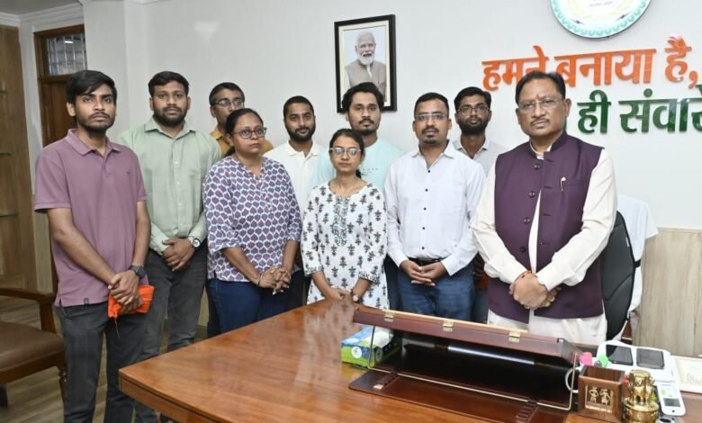 बीएड प्रशिक्षित बर्खास्त सहायक शिक्षकों ने आंदोलन समाप्त, सरकार ने दिखाई संवेदनशीलता, शिक्षकों ने जताया विश्वास