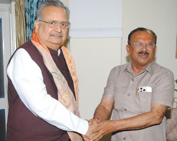 देवनानी से डॉ रमन सिंह की मुलाकात, विधानसभा डायरी, नवाचारों के पुस्तक और कैलेंडर किये भेंट