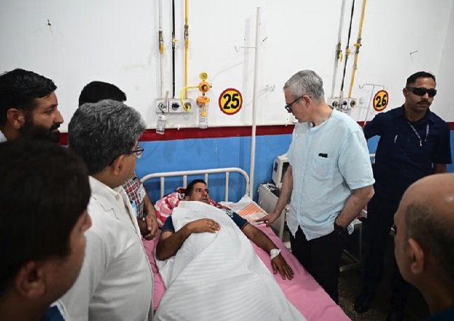 जम्मू-कश्मीर पर ड्रोन और मिसाइल हमले: सीएम-एलजी ने लिया हालात का जायजा जम्मू-कश्मीर पर ड्रोन और मिसाइल हमले: सीएम-एलजी ने लिया हालात का जायजा