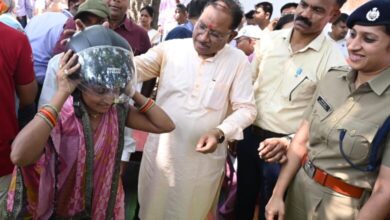 मुख्यमंत्री साय ने चौपाल में अपने हाथों से युवाओं को पहनाया हेलमेट