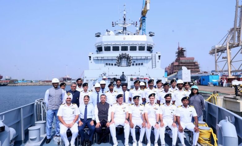 नौसेना को पनडुब्बी रोधी युद्धक उथले जल पोत में से पहला अर्नाला पोत सौंपा गया