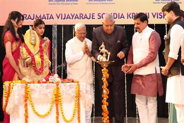 किसान के खेत से निकलता है विकसित भारत का रास्ता : उप राष्ट्रपति