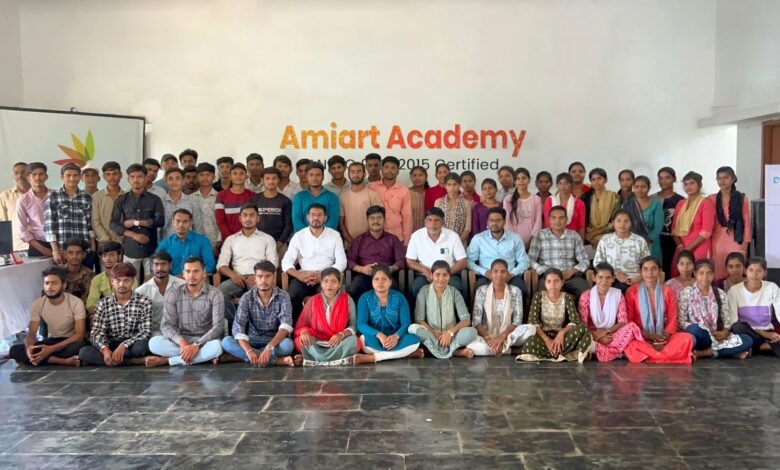 स्टार्टअप और निजी क्षेत्र में अवसरों के लिए तैयार होते युवा – ग्राम सकरी में ग्राफिक डिजाइन स्किल वर्कशॉप सफलतापूर्वक संपन्न।