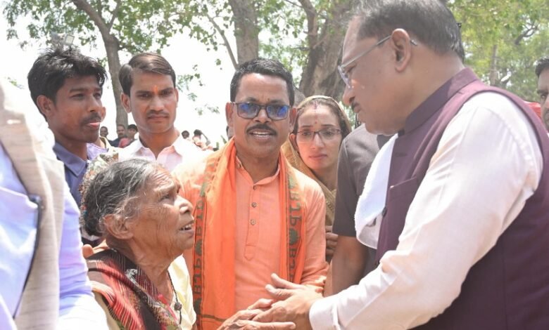 सुशासन तिहार : सीएम साय का हेलिकॉप्टर कोरबा के मदनपुर में उतरा, मुखिया को देखने उमड़ी भीड़