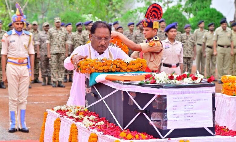 मुख्यमंत्री साय ने नक्सल मुठभेड़ में शहीद जवान मेहुल भाई को दी श्रद्धांजलि