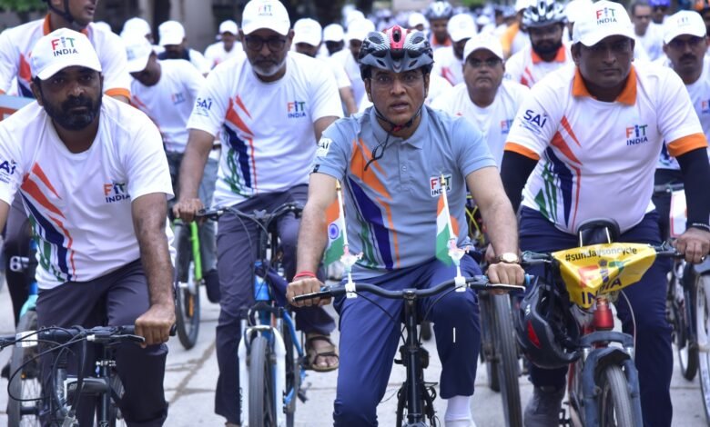डॉ. मनसुख मंडाविया के नेतृत्व में फिट इंडिया संडे ऑन साइकिल का आयोजन; ‘स्वच्छता सेनानियों’ के साथ देश भर में 6000 स्थलों पर कार्यक्रम