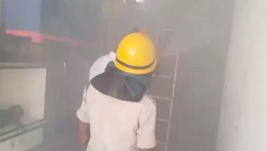 फर्नीचर शोरूम में लगी आग, लाखों के नुकसान की संभावना