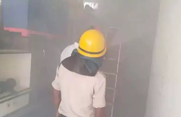 फर्नीचर शोरूम में लगी आग, लाखों के नुकसान की संभावना फर्नीचर शोरूम में लगी आग, लाखों के नुकसान की संभावना