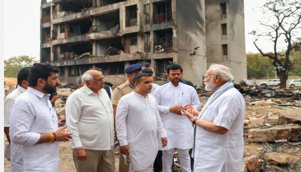 पीएम मोदी अहमदाबाद एयरपोर्ट पहुंचे, विमान हादसे का लिया जायजा