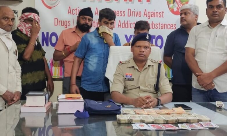 होटल के बंद कमरे में जमा था महफिल, जुआ खेलने वाले पकड़े गए