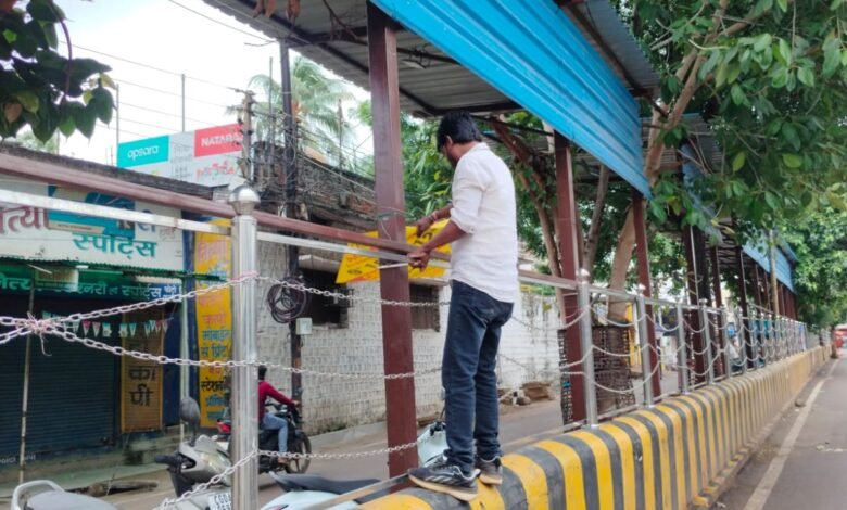 शासकीय पोल में अवैध बैनर- पोस्टर, संचालको पर 10-10 हजार रूपये का जुर्माना शासकीय पोल में अवैध बैनर- पोस्टर, संचालको पर 10-10 हजार रूपये का जुर्माना