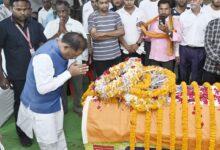 मुख्यमंत्री श्री विष्णु देव साय ने शहीद एएसपी श्री आकाश राव गिरपुंजे के निवास पहुंचकर दी श्रद्धांजलि