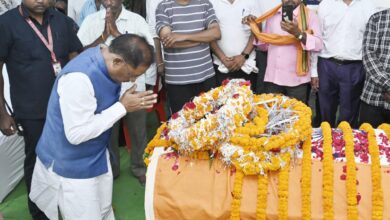 मुख्यमंत्री श्री विष्णु देव साय ने शहीद एएसपी श्री आकाश राव गिरपुंजे के निवास पहुंचकर दी श्रद्धांजलि