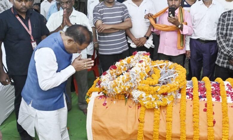 मुख्यमंत्री श्री विष्णु देव साय ने शहीद एएसपी श्री आकाश राव गिरपुंजे के निवास पहुंचकर दी श्रद्धांजलि