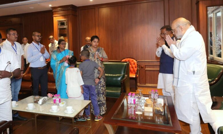 शहादत को नमन: केंद्रीय गृह मंत्री श्री अमित शाह ने शहीद आकाश राव गिरिपुंजे के परिजनों से की मुलाकात शहादत को नमन: केंद्रीय गृह मंत्री श्री अमित शाह ने शहीद आकाश राव गिरिपुंजे के परिजनों से की मुलाकात