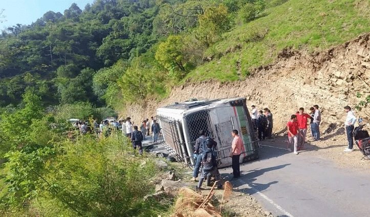 हिमाचल प्रदेश में बस दुर्घटनाग्रस्त, 15 से अधिक यात्री घायल