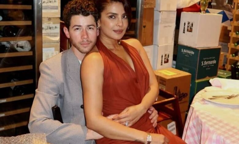 बॉलीवुड के फेवरेट कपल्स : प्रियंका बैठे नजर आई निक जोनस के गोद में, शेयर की फोटो