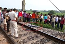 पिता ने बच्चों के साथ ट्रेन के सामने लगाई छलांग, सभी ने तोड़ा दम