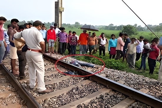 पिता ने बच्चों के साथ ट्रेन के सामने लगाई छलांग, सभी ने तोड़ा दम पिता ने बच्चों के साथ ट्रेन के सामने लगाई छलांग, सभी ने तोड़ा दम