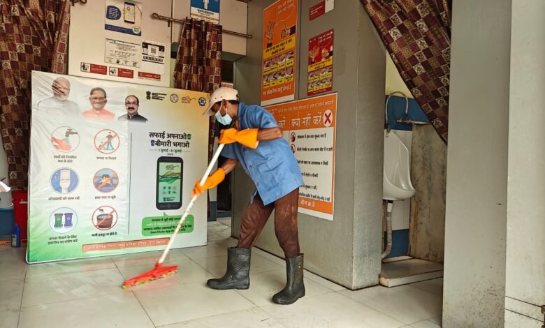 सफाई अपनाओ बीमारी भगाओ कार्यक्रम: महादेवघाट सुलभ की सफाई, स्वच्छता का सन्देश