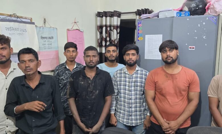 पुलिस ने दो व्यक्तियों से धारदार चाकू किया बरामद, 12 लोगों पर आबकारी के तहत चालानी कार्रवाई