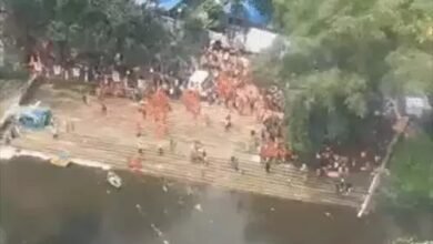 सावन के तीसरे सोमवार को सीएम ने कांवड़ियों पर हेलीकॉप्टर से बरसाए फूल सावन के तीसरे सोमवार को सीएम ने कांवड़ियों पर हेलीकॉप्टर से बरसाए फूल