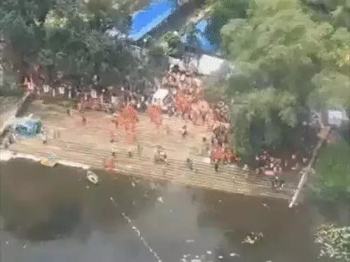 सावन के तीसरे सोमवार को सीएम ने कांवड़ियों पर हेलीकॉप्टर से बरसाए फूल