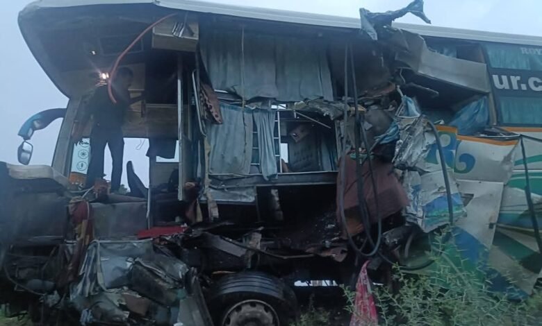 अभनपुर में बड़ा हादसा : जगदलपुर से रायपुर जा रही बस की भिड़ंत, 3 लोगों की मौत