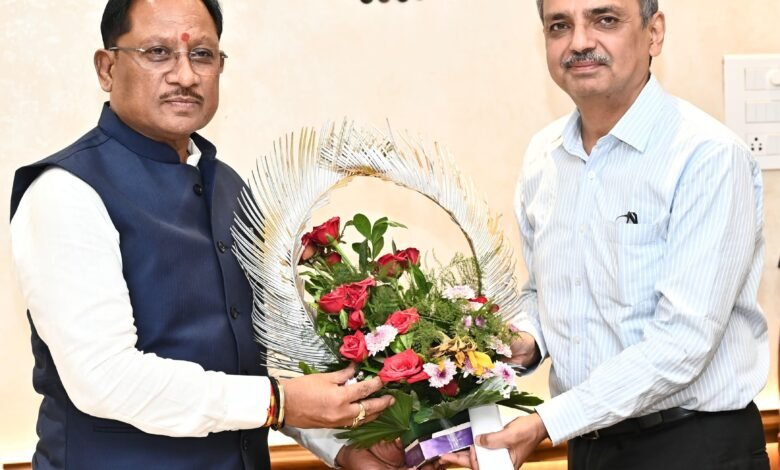 मुख्यमंत्री श्री साय से भारत सरकार में भूमि संसाधन सचिव ने की सौजन्य भेंट