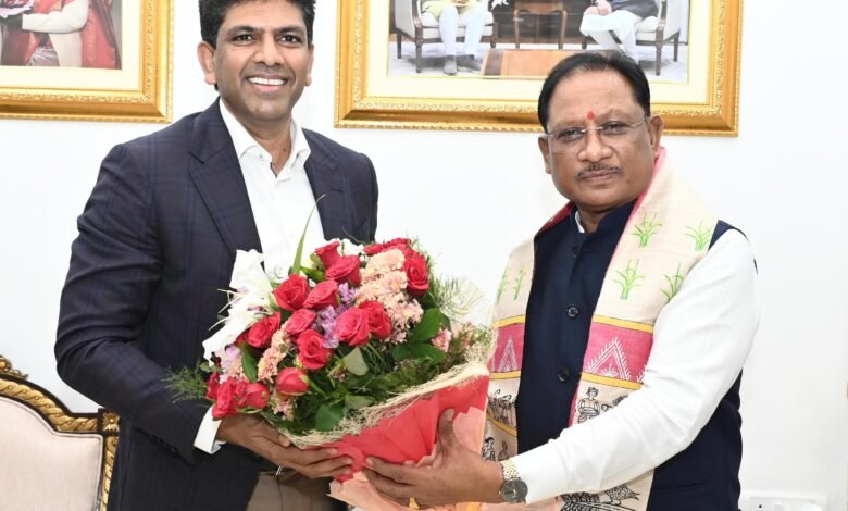 मुख्यमंत्री श्री विष्णु देव साय से केंद्रीय संचार एवं ग्रामीण विकास राज्य मंत्री डॉ. चन्द्रशेखर पेम्मासानी ने की सौजन्य मुलाक़ात