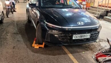 सड़कों पर वाहन खड़ी करने पर कार्यवाही, कार और बाइक लिफ्टर से किया जा रहा लिफ्ट