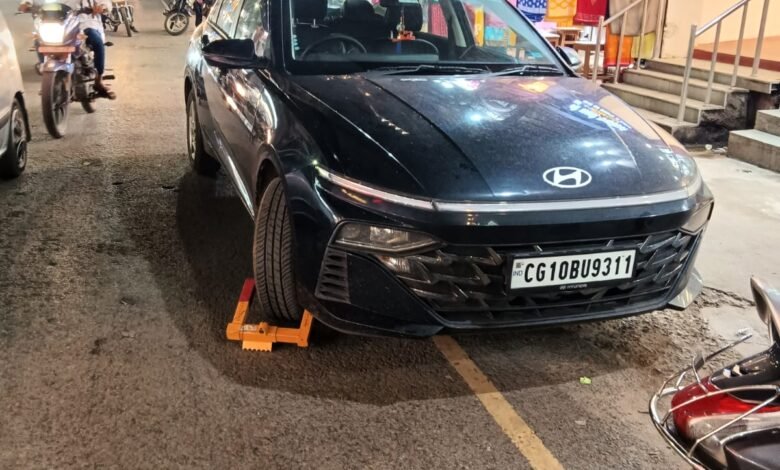 सड़कों पर वाहन खड़ी करने पर कार्यवाही, कार और बाइक लिफ्टर से किया जा रहा लिफ्ट