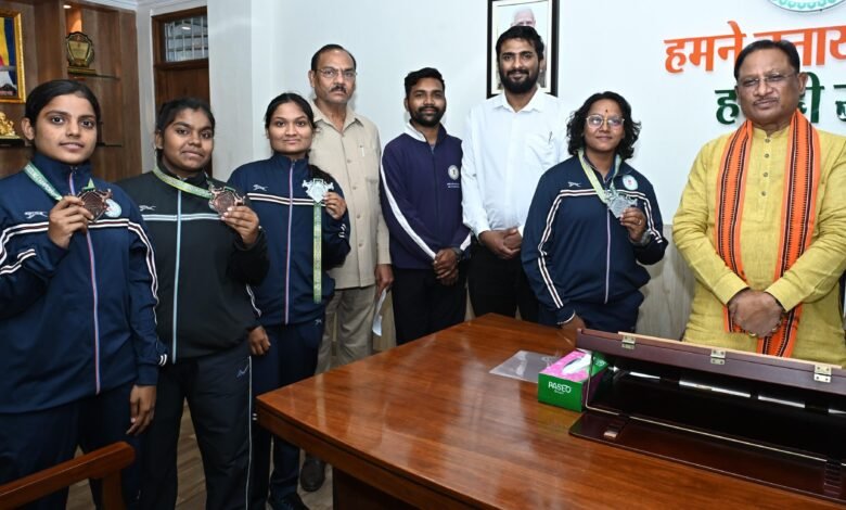 सीएम साय से किक बॉक्सिंग पदक विजेता खिलाड़ियों ने की मुलाकात सीएम साय से किक बॉक्सिंग पदक विजेता खिलाड़ियों ने की मुलाकात