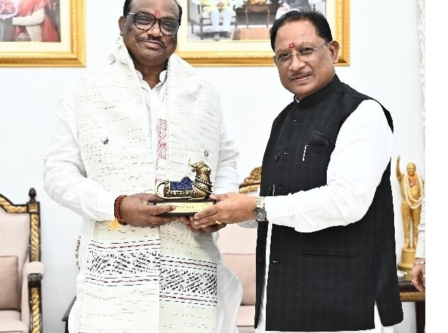 मुख्यमंत्री साय से केंद्रीय मंत्री दुर्गा दास उइके ने की मुलाकात