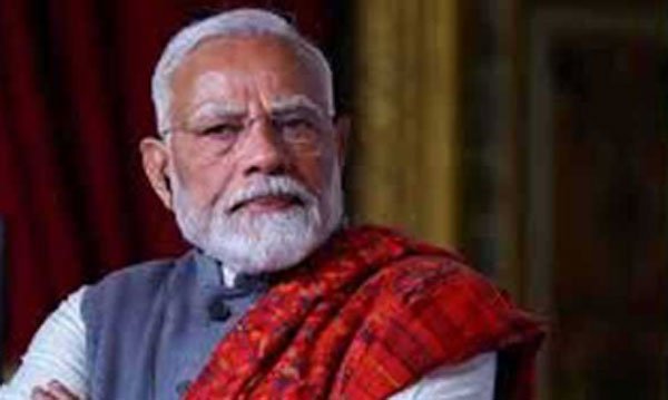 वाराणसी पहुंचे पीएम मोदी, एयरपोर्ट से सभास्थल के लिए हुए रवाना