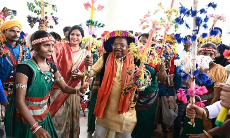 मंत्री नेताम के निवास में मनाया गया पोरा तिहार, राज्यपाल डेका भी हुए शामिल मंत्री नेताम के निवास में मनाया गया पोरा तिहार, राज्यपाल डेका भी हुए शामिल