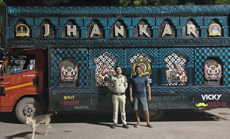 देर रात तक तेज आवाज में डीजे बजा रहे, पुलिस ने किया जब्त