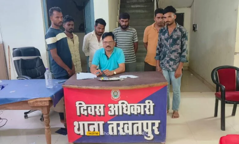 मोमबत्ती लगाकर खेल रहे जुआ, पुलिस की दबिश, 6 गिरफ्तार