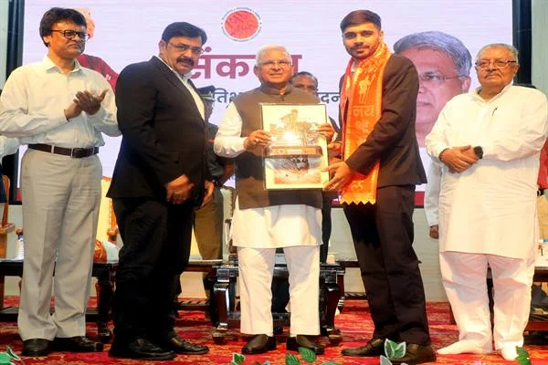 सरकार के कल्याणकारी कार्यक्रमों की सफलता सुनिश्चित कराएं : राज्यपाल