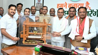 मुख्यमंत्री श्री विष्णु देव साय से बुनकर समाज के प्रतिनिधिमंडल ने की सौजन्य भेंट मुख्यमंत्री श्री विष्णु देव साय से बुनकर समाज के प्रतिनिधिमंडल ने की सौजन्य भेंट