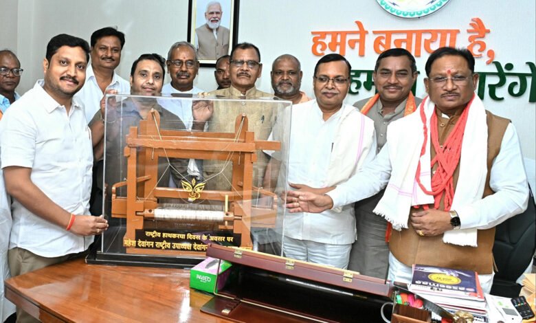 मुख्यमंत्री श्री विष्णु देव साय से बुनकर समाज के प्रतिनिधिमंडल ने की सौजन्य भेंट