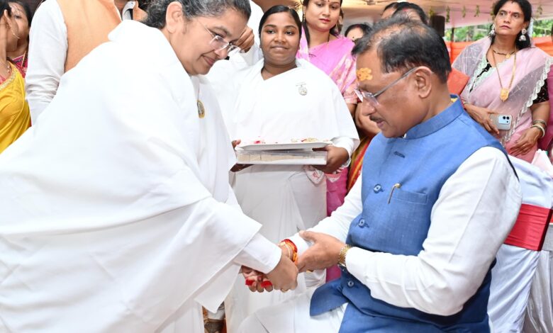 रक्षाबंधन के पावन पर्व पर मुख्यमंत्री श्री विष्णु देव साय को ब्रह्मकुमारी बहनों ने बाँधी राखी रक्षाबंधन के पावन पर्व पर मुख्यमंत्री श्री विष्णु देव साय को ब्रह्मकुमारी बहनों ने बाँधी राखी