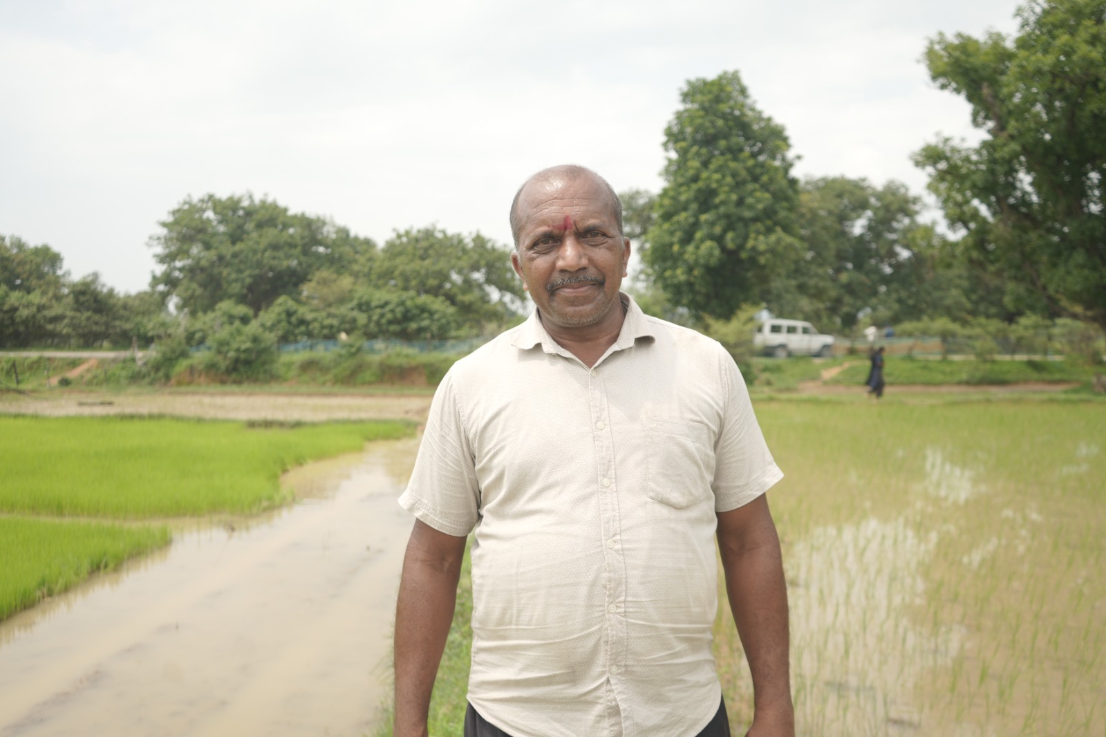 समय पर मिला खाद, खिल उठी उम्मीदें, संतोष की मेहनत में भरेंगे रंग 1 समय पर मिला खाद, खिल उठी उम्मीदें, संतोष की मेहनत में भरेंगे रंग