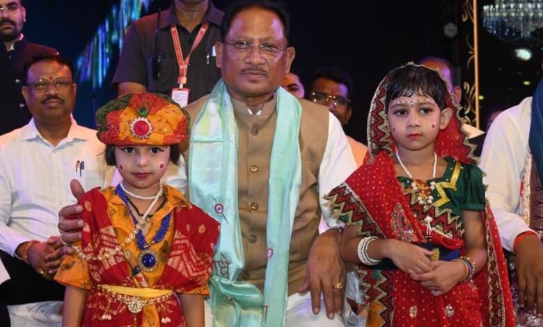 श्रीकृष्ण जन्माष्टमी उत्सव में उमड़ा आस्था का सैलाब : मुख्यमंत्री श्री विष्णु देव साय हुए शामिल श्रीकृष्ण जन्माष्टमी उत्सव में उमड़ा आस्था का सैलाब : मुख्यमंत्री श्री विष्णु देव साय हुए शामिल