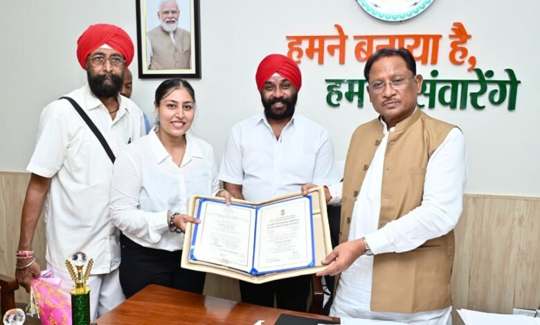 मुख्यमंत्री श्री विष्णु देव साय से राष्ट्रपति सम्मान से सम्मानित देवाशीष और मनतृप्त कौर ने की सौजन्य मुलाकात