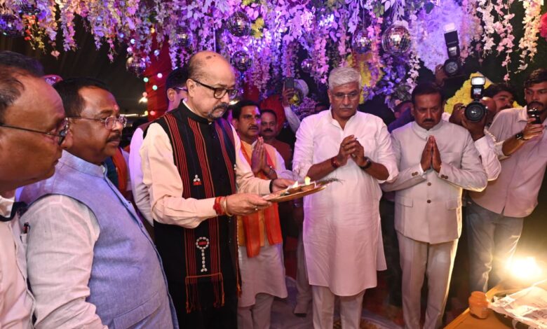 अतीत की स्वर्णिम स्मृतियों से जोड़ने और हमारे अमूल्य विरासत को संजोने का महान संकल्प है चक्रधर समारोह: राज्यपाल श्री डेका अतीत की स्वर्णिम स्मृतियों से जोड़ने और हमारे अमूल्य विरासत को संजोने का महान संकल्प है चक्रधर समारोह: राज्यपाल श्री डेका