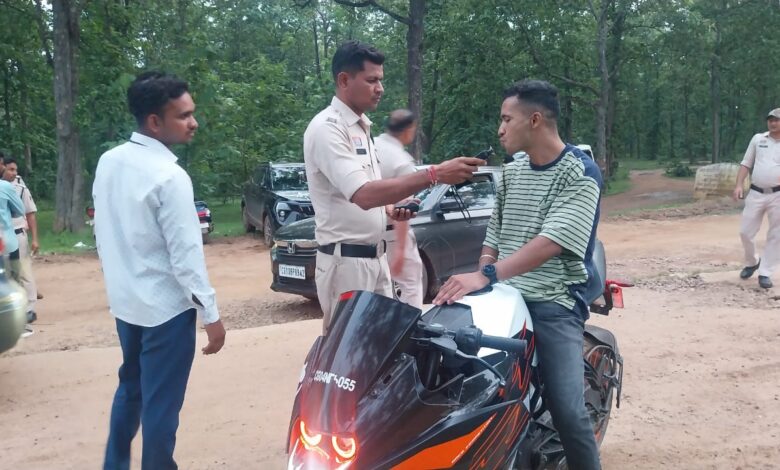 पिकनिक स्पॉट में शराब पीकर वाहन चलाने एवं हुड़दंग करने वालों पर कार्यवाही पिकनिक स्पॉट में शराब पीकर वाहन चलाने एवं हुड़दंग करने वालों पर कार्यवाही