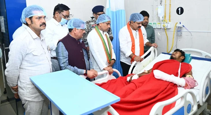 डिप्टी सीएम शर्मा ने आईडी ब्लास्ट में घायल ग्रामीण और भालू के हमले में घायल जवान का जाना स्वास्थ्य का हाल