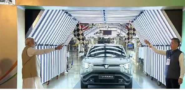 पीएम मोदी ने अहमदाबाद में बैटरी इलेक्ट्रिक वाहन को दिखाई झंडी